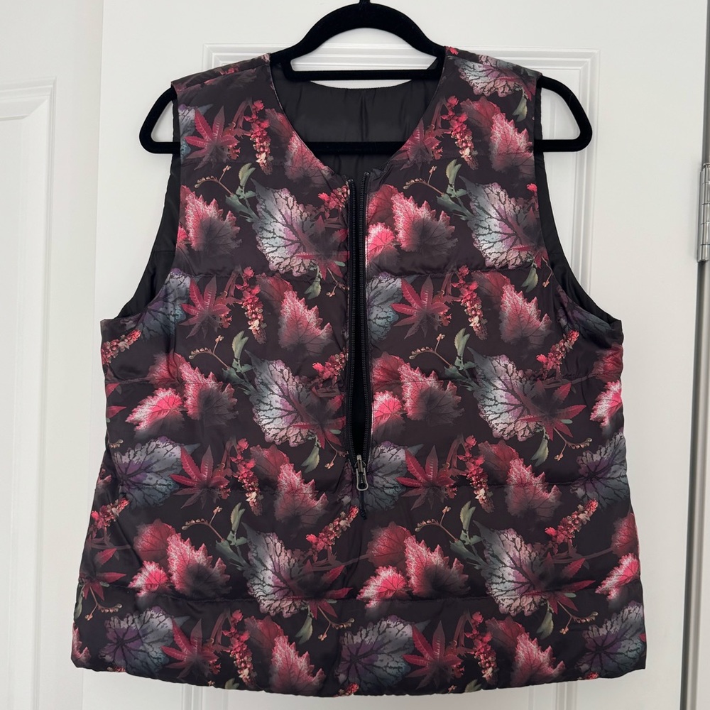 Oiselle Reversible Floral Puffer Vest - Black and Pink